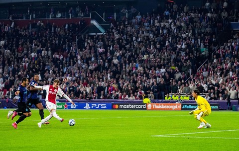 fotbalist Ajax Amsterdam-sut-poartă Inter Milano-septembrie 2025