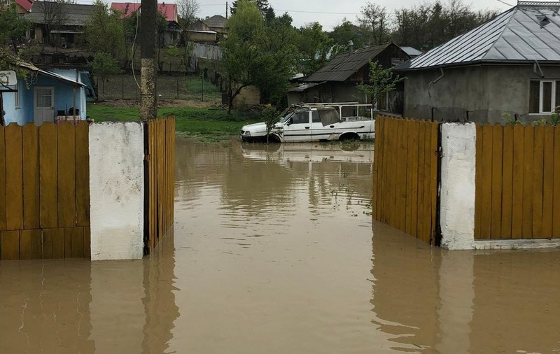 Vremea rea a făcut ravagii în țară. Mii de locuitori din Bacău, fără curent electric. Drumuri și case inundate în Vaslui
