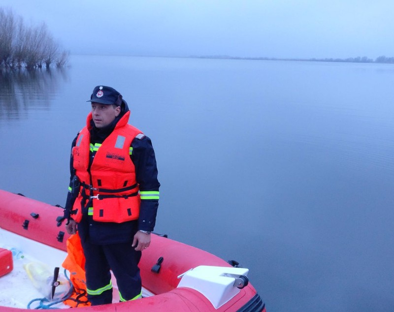 Tulcea: Un bărbat a murit după ce a vrut să testeze un nou motor de barcă. Amicul său a suferit un șoc hipotermic/ FOTO