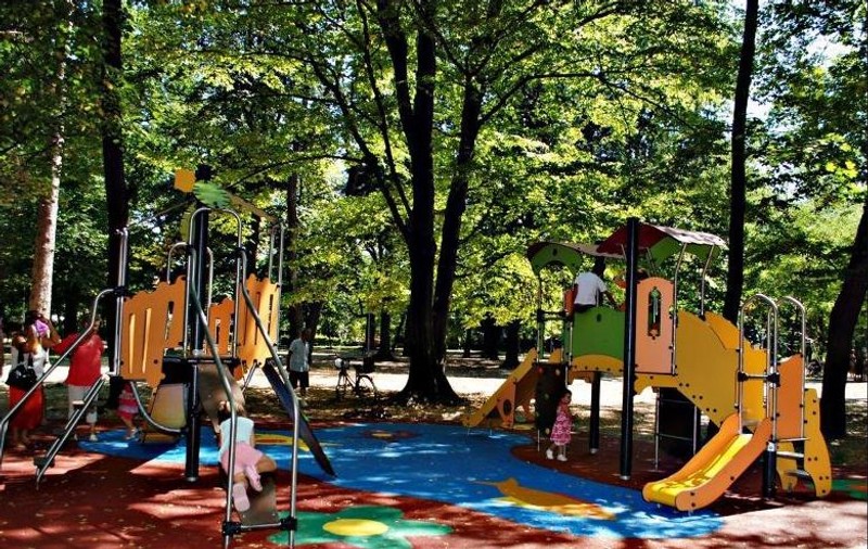 Primăria Bacău limitează programul în piețe și la locurile de joacă de teama coronavirusului