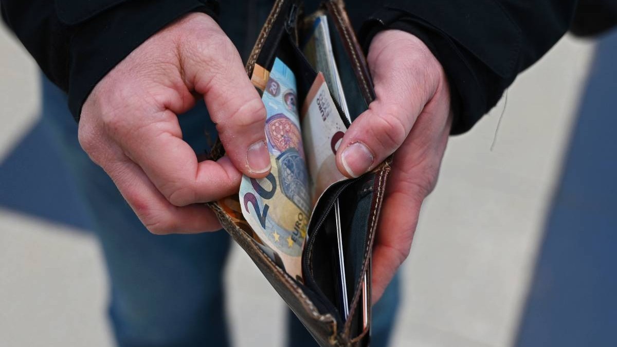 Un bărbat numără bancnote euro dintr-un portofel. Imagine cu caracter ilustrativ. Sursă foto: Getty Images