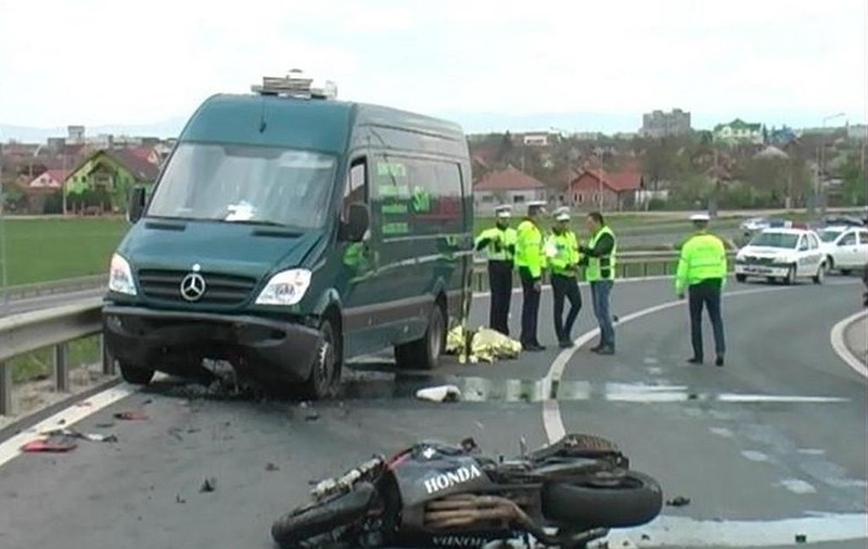 Tragedie la Arad! A murit după ce s-a izbit cu motocicleta de un microbuz