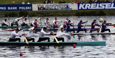 epa00197332 Romania's Iosif Anisim, Petre Condrat, Silviu Simioncencu, Florin Popescu (front) power to win the gold medal in the C-4 500 m during the European Flawater Kayak and Canoe Championships in Poznan, Sunday, 23 May 2004. EPA/Remigiusz Sikora POLAND OUT