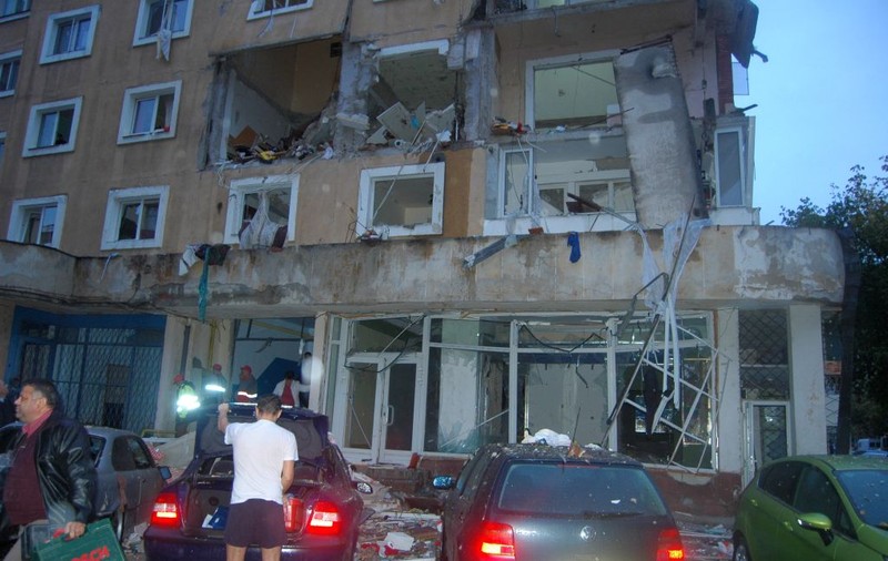 Explozie puternică într-un bloc din Reşiţa! Apartamente şi maşini distruse de o acumulare de gaze | FOTO