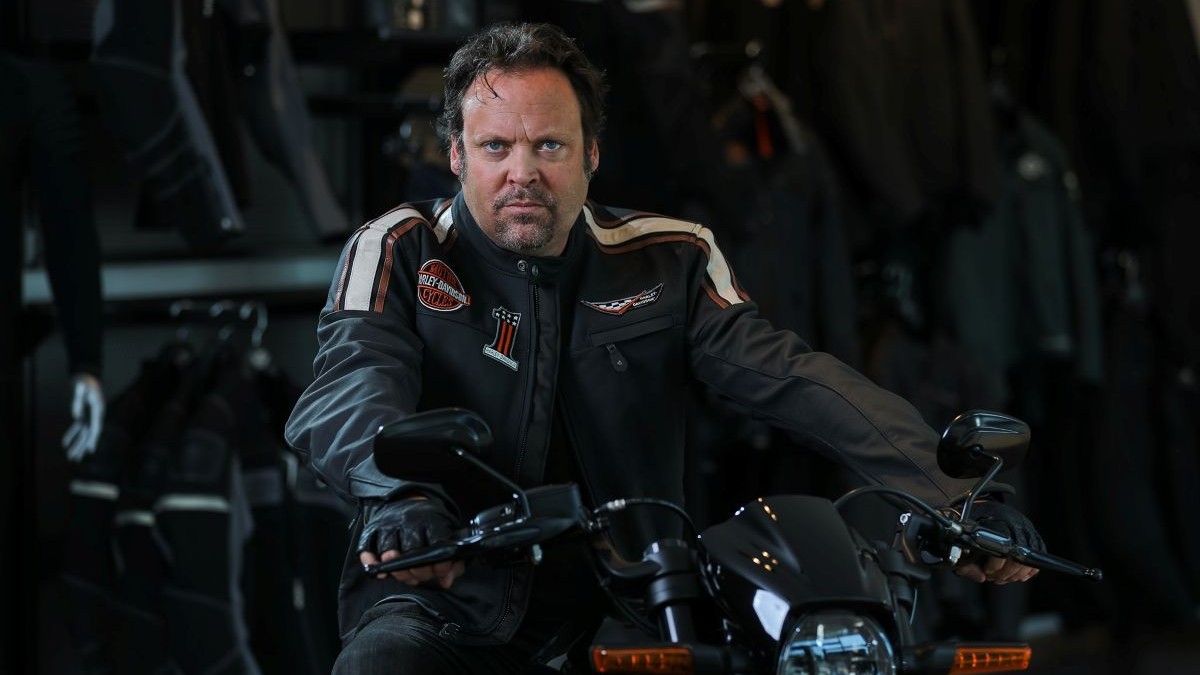 Charlie Ottley, pasionat de motociclete și de muzica rock