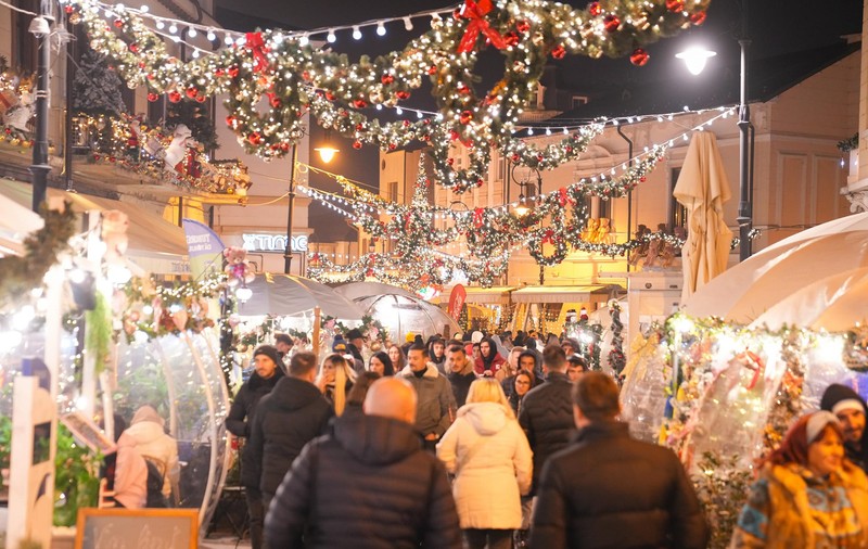 „Ca în Dubai de Revelion, așa este la Craiova”. Mii de oameni s-au înghesuit să vadă sania zburătoare a lui Moș Crăciun