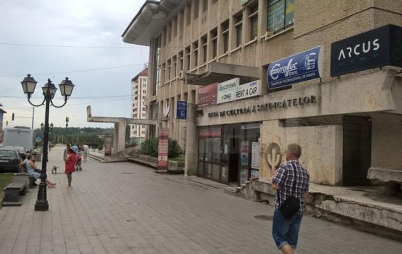 Fiul unui fost primar din Siret este în comă, după ce a primit o lovitură în fața unui club din centrul orașului Suceava. În cădere, victima s-a lovit puternic cu capul de beton