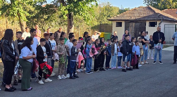 Elevi în fața scolii din Măguri