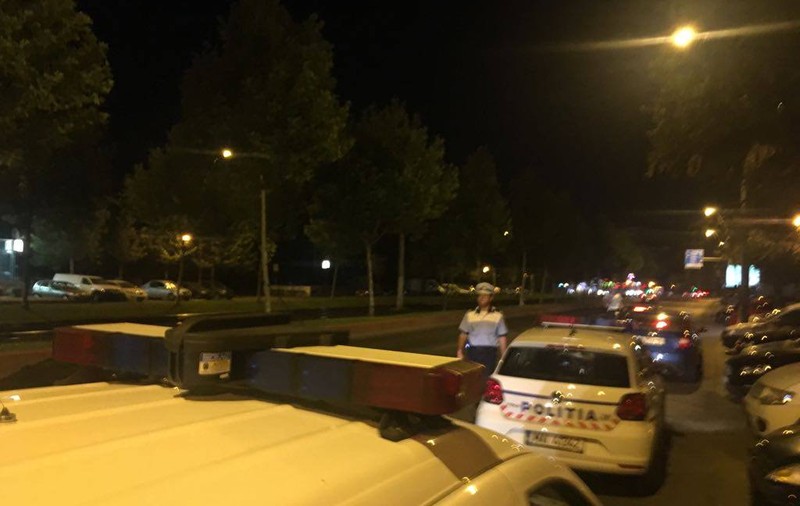 Un tânăr din Germania a vrut să devină ”vedetă” în România. A făcut scandal în Piața Revoluției, apoi a dansat pe mașina poliției