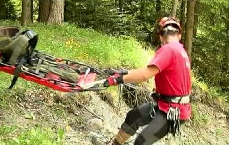 Un turist a căzut într-o prăpastie iar salvamontiștii din Bușteni intervin să-l scoată