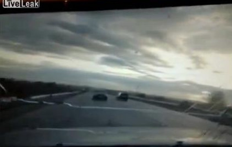 Mâna lui Dumnezeu: A lovit un pieton, a fugit de la locul accidentului şi a sfârşit tragic | VIDEO ŞOCANT