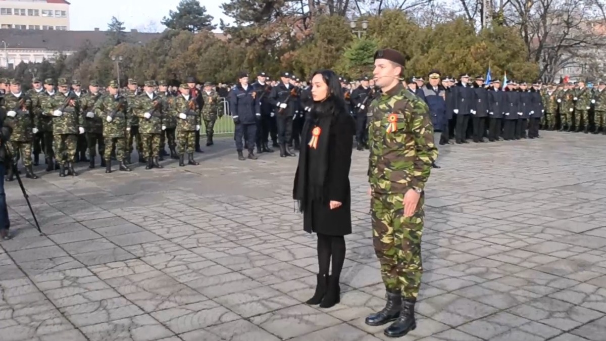 Un militar și-a cerut iubita în căsătorie la parada de Ziua Națională, în Oradea