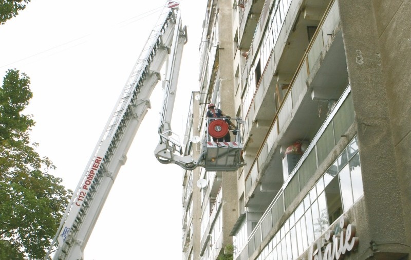 «Plăcile ucigaşe» ale unui bloc din Rahova au fost date jos