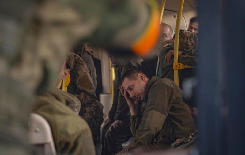 Doar 95 din cei 2.500 de apărători ucraineni din Mariupol s-au întors acasă, după schimbul de prizonieri. „Au mâini amputate, răni de schije, arsuri”