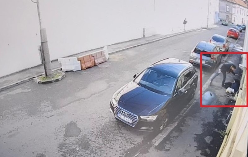Un polițist din Arad a lovit o femeie de 73 de ani, pe stradă. Scena violentă, surprinsă de camerele de supraveghere