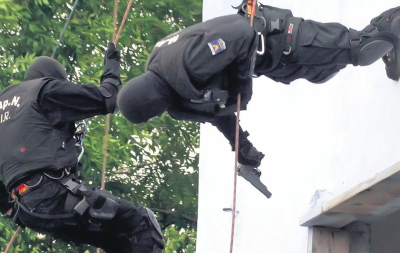 A murit încercând să-şi salveze elevul