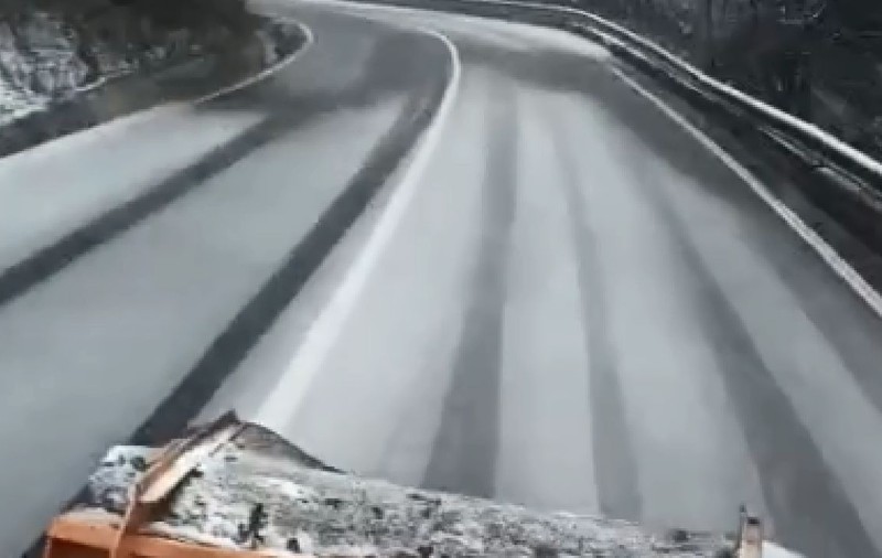 Drumarii au intervenit pe șoselele din Harghita: „Condiții de iarnă în mijlocul lunii mai. Conduceți cu prudență!” | VIDEO