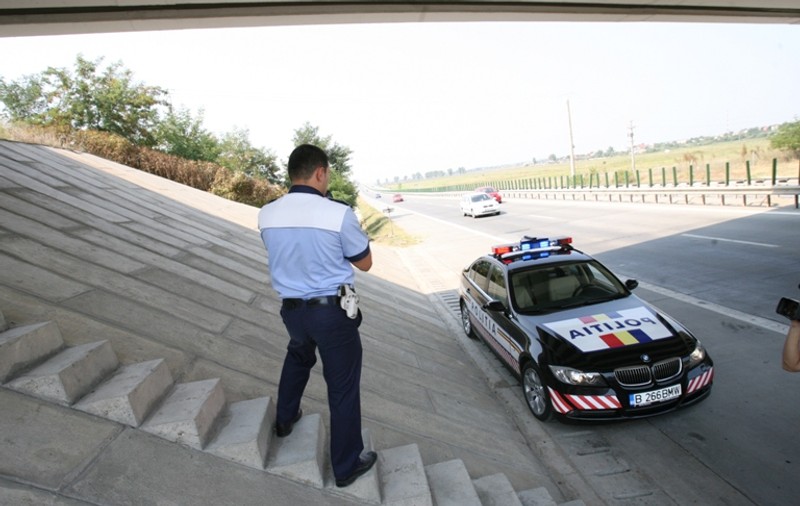 Ce ţeapă şi-a luat! Un tânăr din Piteşti, cercetat penal pentru că s-a costumat în poliţist de Halloween