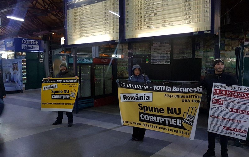 Mobilizare în Gara de Nord pentru protestul din 20 ianuarie. Ce mesaje au afișat studenții | FOTO