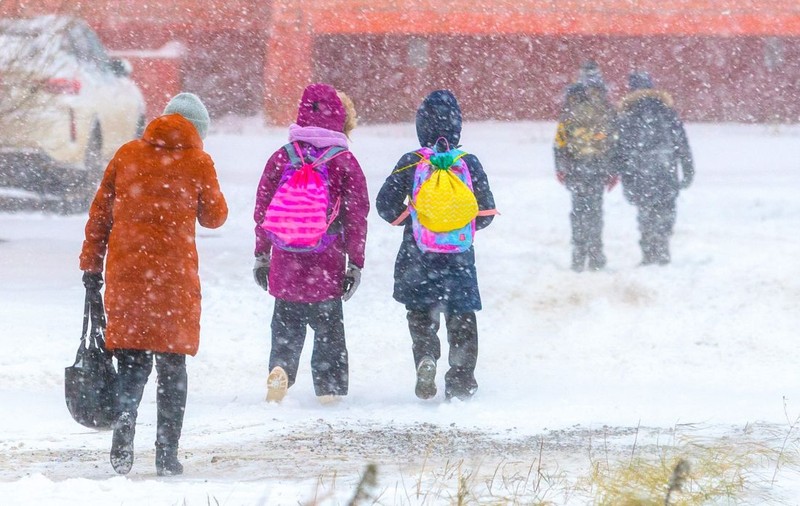 Programul Pedibus din Covasna continuă, în ciuda temperaturilor extreme: 170 de copii merg pe jos la școală, la –14 grade Celsius