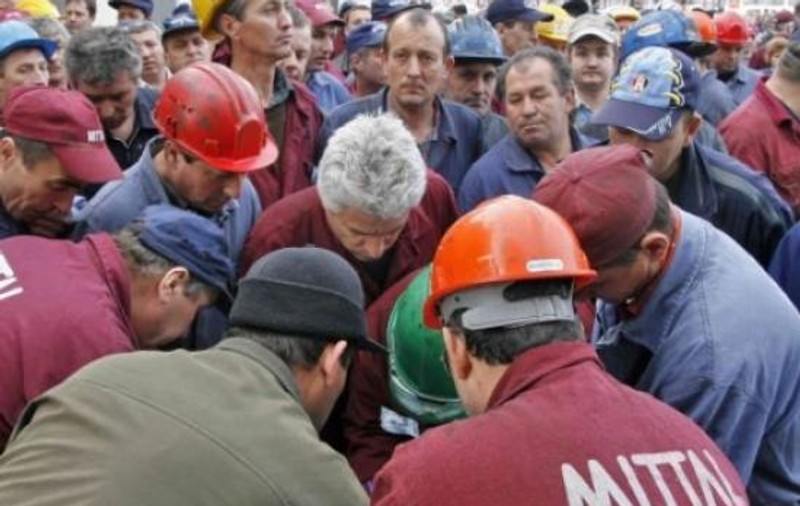 Scandal la combinatul ArcelorMittal Galaţi! Mărirea de salariu e prea mică