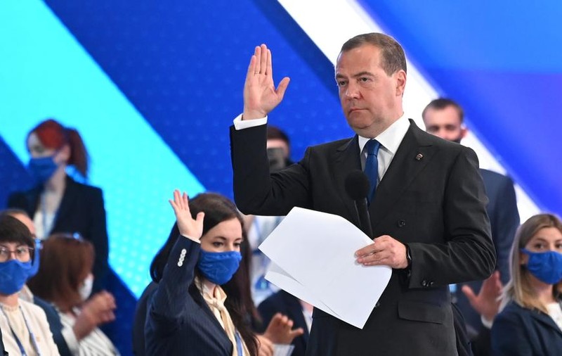 Fostul președinte rus Dmitri Medvedev amenință cu arma nucleară lumea întreagă. Cu o condiție