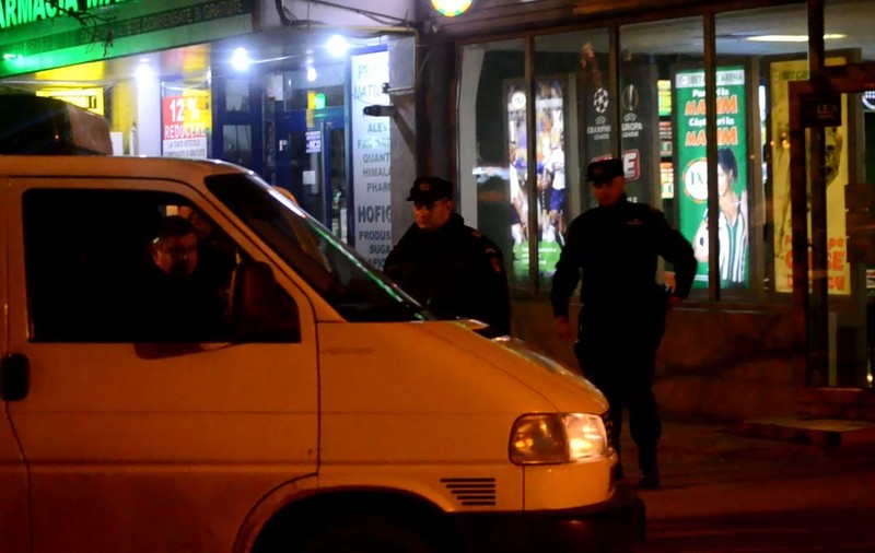 Atac în stil mafiot, cu sabia, la o casă de pariuri din Buzău! VIDEO