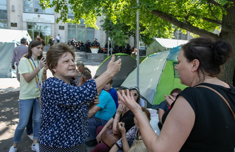 În rândul susţinătorilor PDM apare o femeie care îi critică