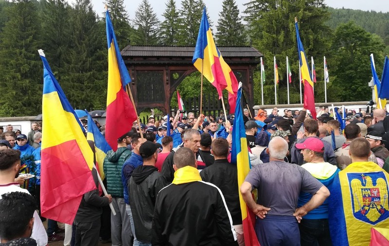UPDATE / Scandal în Valea Uzului, de Ziua Eroilor. Un grup de români a forțat accesul în cimitir. UDMR cere demiterea lui Carmen Dan și a prefectului din Harghita