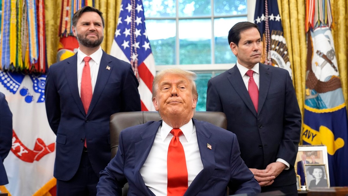 Donald Trump (centru), însoțit de JD Vance (stânga) și Marco Rubio (dreapta) la o întâlnire cu o delegație străină Foto: Profimedia