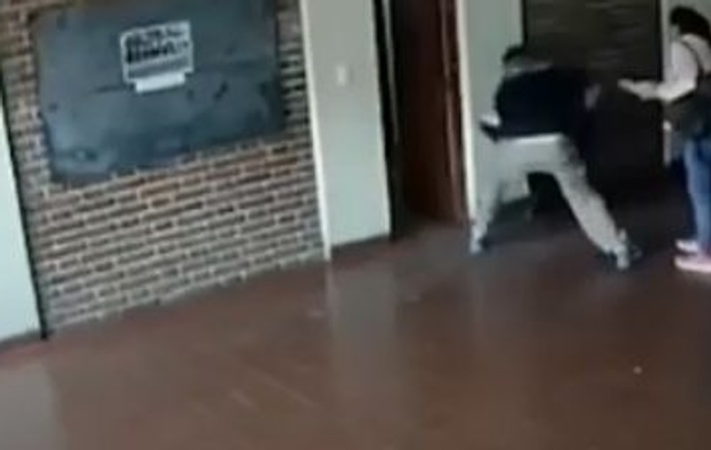 Răzbunarea unui tată vitreg. L-a luat la bătaie pe profesorul care i-a abuzat fiica | FOTO & VIDEO