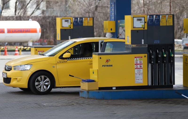 Taxi galben parcat într-o benzinărie Petrom din București, pe 18 martie 2026. Poză cu caracter ilustrativ. Foto: Libertatea/ Dumitru Angelescu