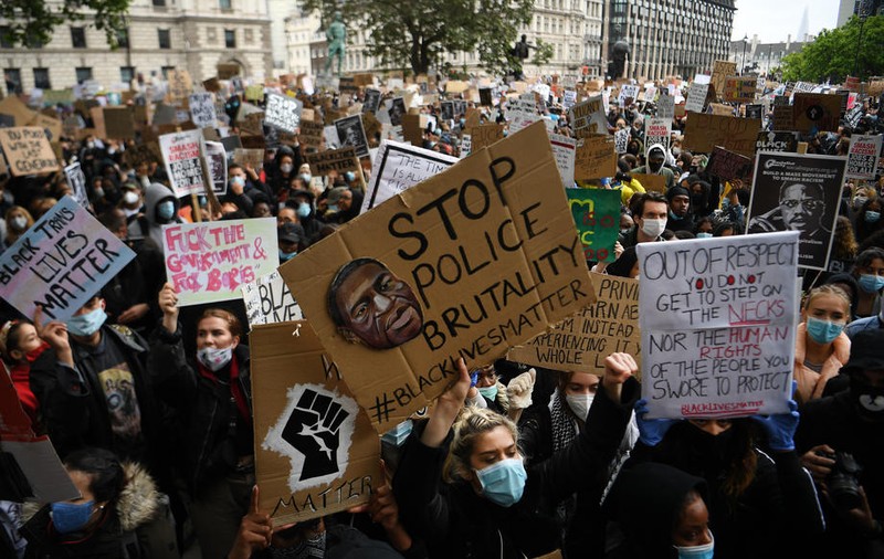 Ministrul britanic al sănătății avertizează că manifestările antirasism din Londra pot răspândi coronavirusul. “Este un risc. Virusul nu face discriminări”