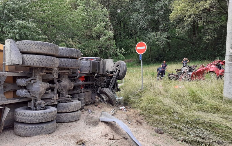 Șofer român abia stabilit în Franța, mort într-un accident cumplit. Un bărbat și nora lui, uciși și ei de camionul românului