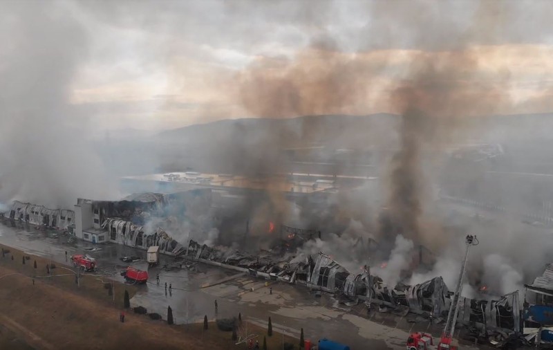 Cum arată fabrica de condimente Supremia-Solina din Alba Iulia după incendiul devastator. Sute de oameni și-au pierdut locul de muncă / VIDEO