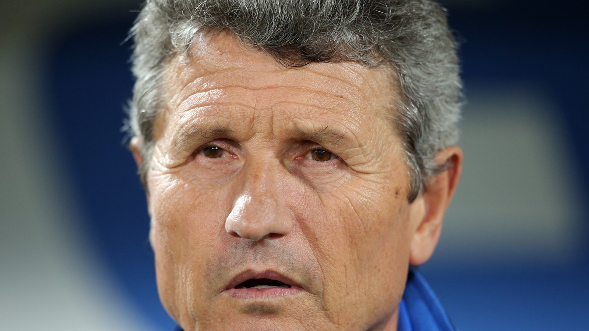 Gheorghe Mulțescu privește concentrat în timpul unui meci din Liga 1. (FOTO: HEPTA(