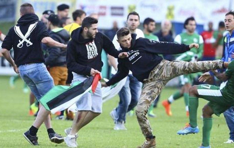GROAZNIC / Războiul din Gaza a ajuns pe terenul de fotbal! Jucători bătuţi de militanţii pro-palestinieni