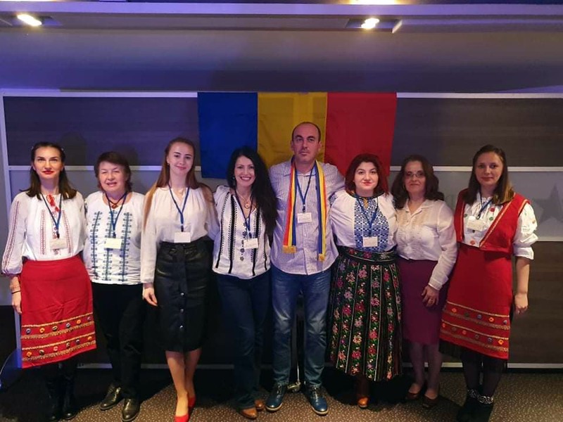 La secția de votare din Gent comisia s-a îmbrăcat în port popular românesc