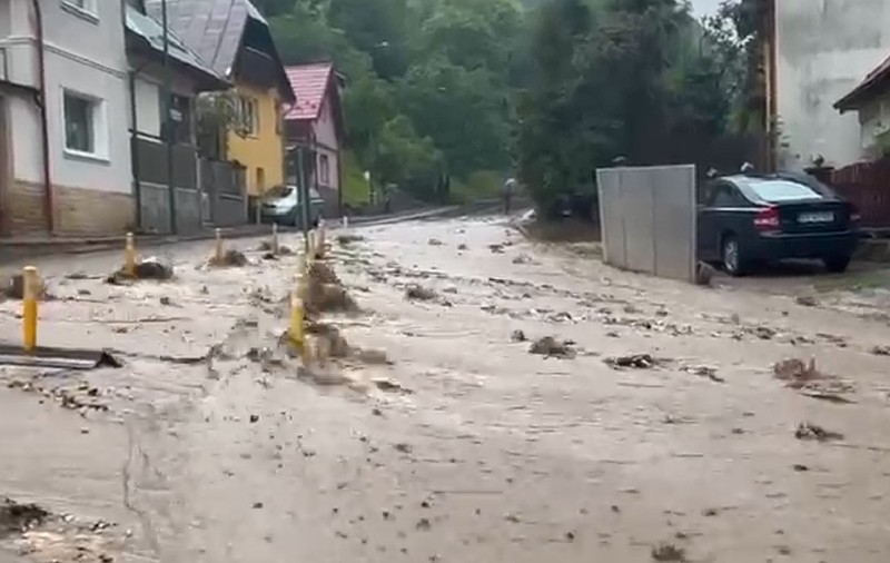 Un cartier din Brașov este inundat, după ce pârâul Graft a ieșit din matcă. Pompierii nu pot face nimic până la oprirea ploii
