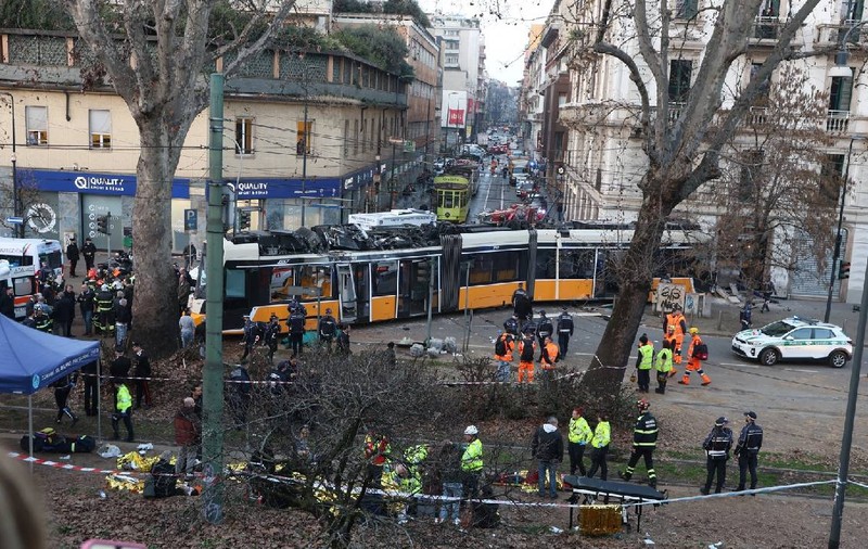 „Mergea ca o rachetă!”: vatmanul tramvaiului scăpat de sub control la Milano spune că i s-a făcut rău. Doi oameni au murit și 50 de pasageri sunt răniți