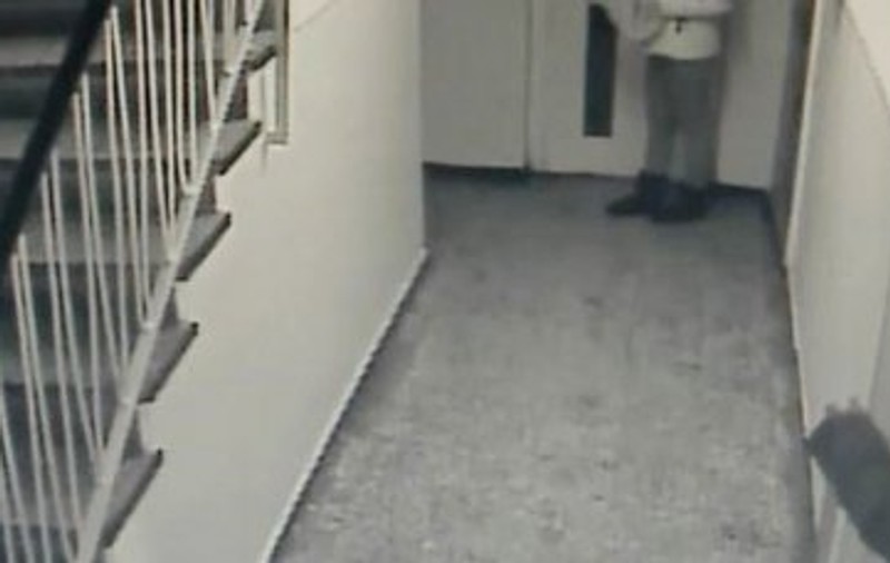 Studentă de 21 de ani, agresată sexual lângă bloc. Prădătorul a atacat-o de două ori, iar polițistul a luat-o în râs