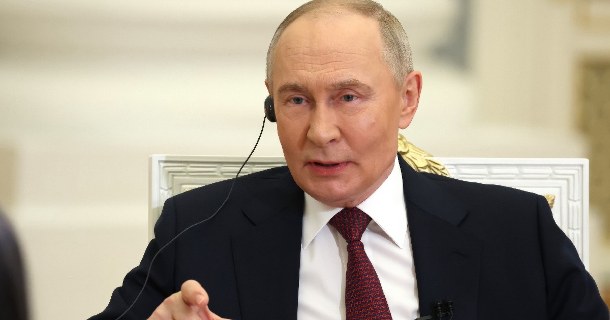 Vladimir Putin arată cu degetul și răspunde la o întrebare