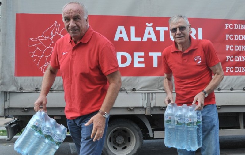 VIDEO / Dinamo ajută sinistraţii din Novaci cu apă plată