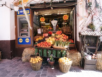 Tarabă rustică colorată cu fructe și legume într-un sat tradițional românesc. Foto ilustrativ: Shutterstock