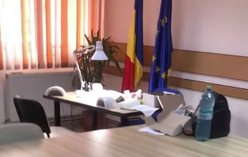 Servicii de manichiură oferite în sala de ședințe a primăriei comunei Balcani. Primar: „Dacă știam că vine pentru doamnele noastre, găseam o altă locație”