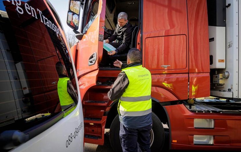 Un șofer român de camion a primit 45 de ore interdicție să mai conducă și trei amenzi, după ce le-a arătat inspectorilor olandezi două permise de conducere