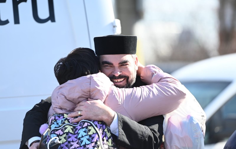 Preoții din Suceava vorbitori de ucraineană îi întâmpină pe refugiați la graniță. „Nu am văzut niciodată atât de multă suferință”