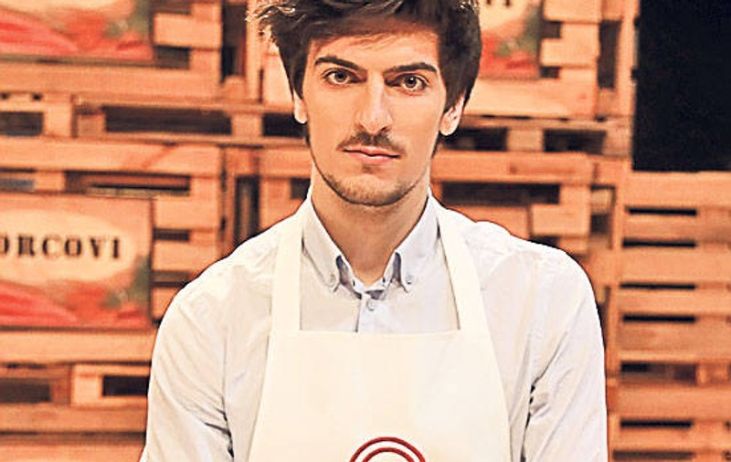 Îl mai ții minte pe D'Artagnan de la Masterchef? Ce TRANSFORMARE ULUITOARE! Zici că este fată!