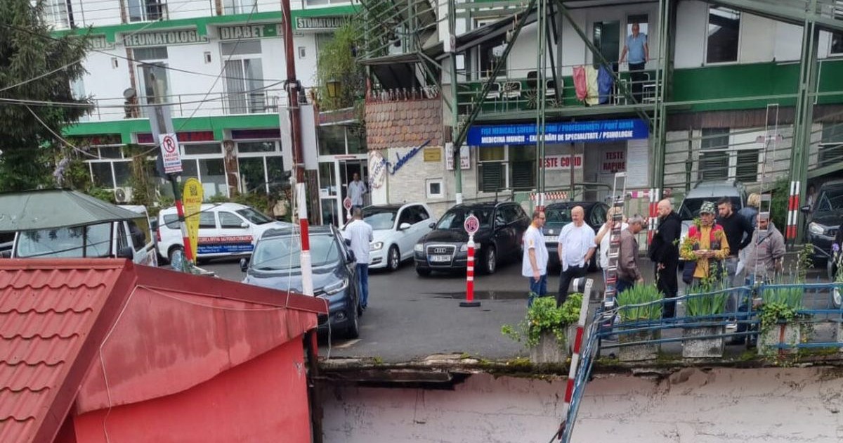 Pompierii intervin după ce o mașină albă s-a prăbușit peste alte mașini în Zalău, 8 mai 2026