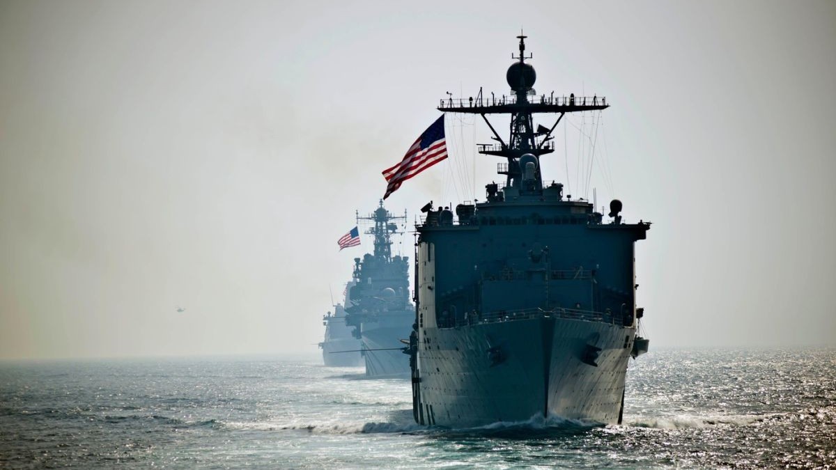 Nava amfibie de debarcare USS Rushmore (LSD 47) conduce nava de asalt amfibie USS Peleliu (LHA 5) în tranzitul acesteia prin Strâmtoarea Ormuz, 1 aprilie 2026